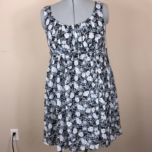 Emma & Michele Dresses & Skirts - Emma & Michelle Flowing Navy Floral Summer Dress